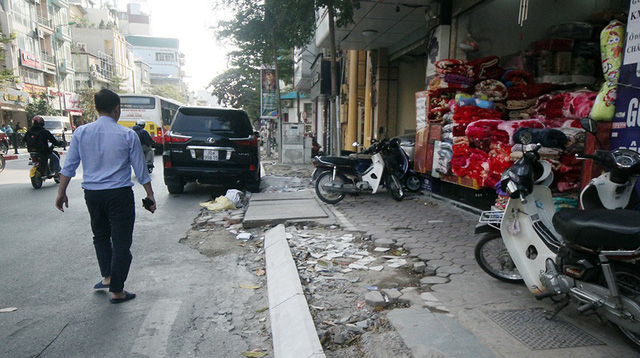 Hè phố Hà Nội ngổn ngang vì đá lát bền 70 năm